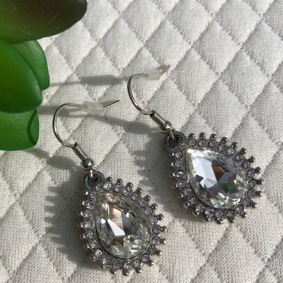Sparkly drop earrings.  Fun and timeless ✨ - Picture 3 of 8